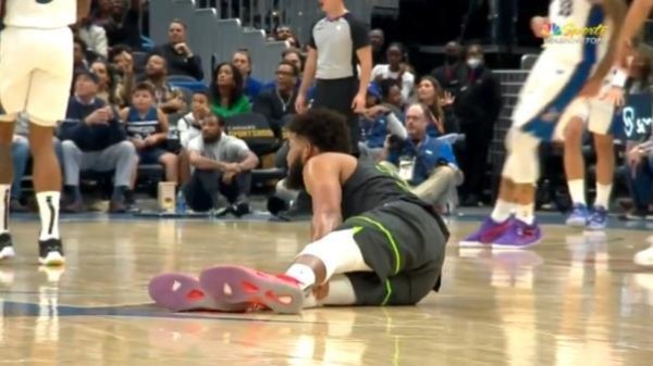 There is still a turning point? Towns fell to the ground without any confrontation; covered his leg in pain and was finally diagnosed with a third-degree strain on his right calf