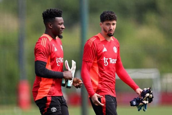 Manchester United renews contract with 39-year-old Heaton, not to keep people, but to clean up