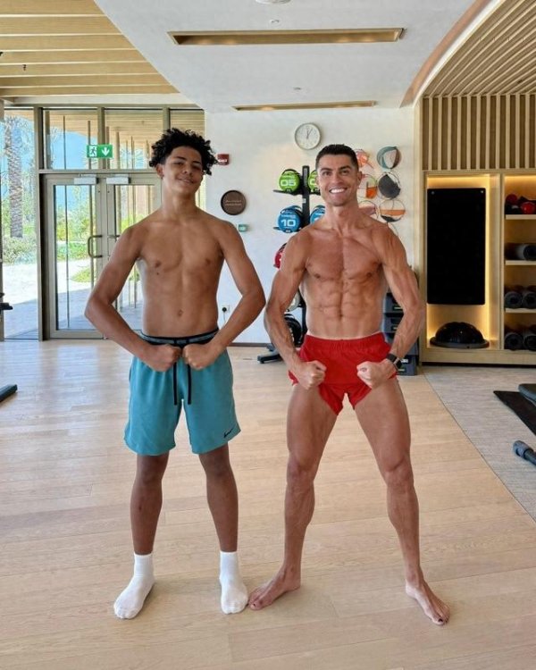 Ronaldo explains the height difference between his 14-year-old son: I am 1.87 meters tall, and Mini Ronaldo is 1.85 meters tall